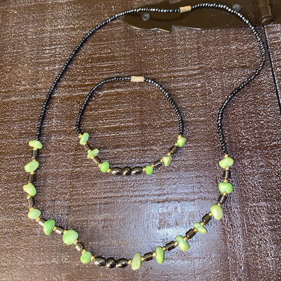 Green Beaded Necklace and Bracelet Set - Picture 5 of 5